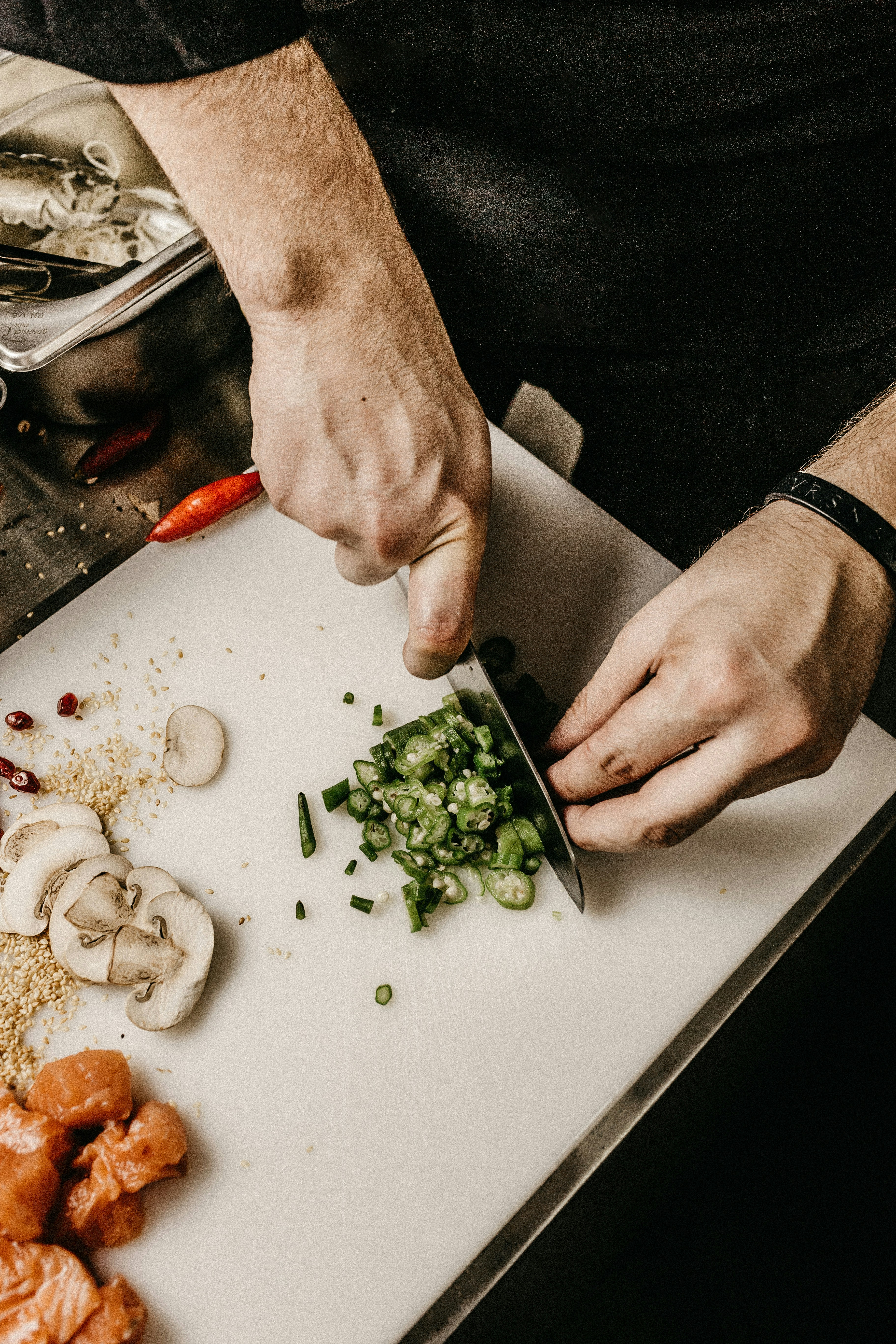 Cuisinier préparant des repas
